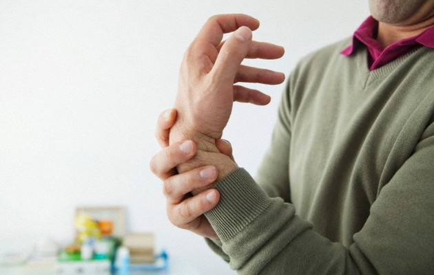 Sağ Kolda Ağrı, Uyuşma ve Elde Titreme