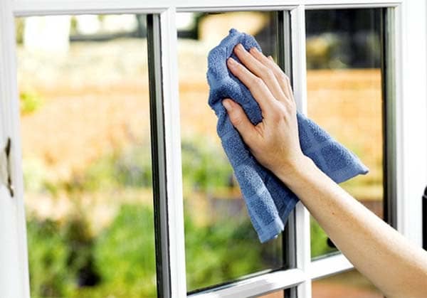 Camdaki Yapışkan Kağıt Nasıl Çıkarılır?