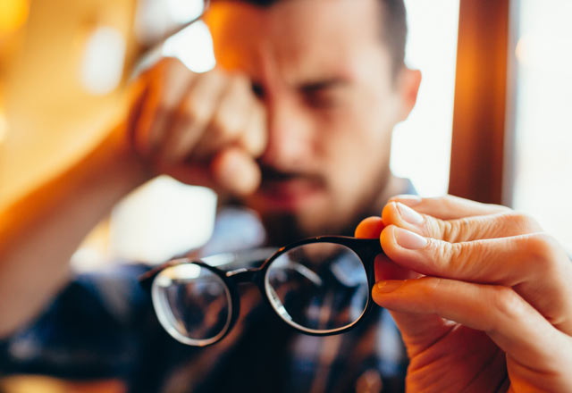 Miyop Gözlüğü Sürekli Takılır mı?