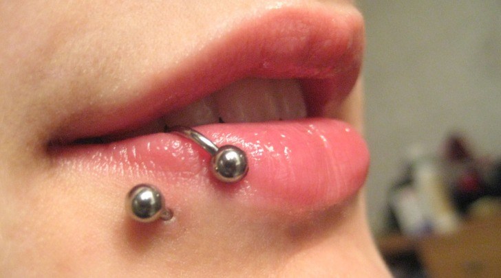 Dudak Piercingi Nasıl Çıkarılır?
